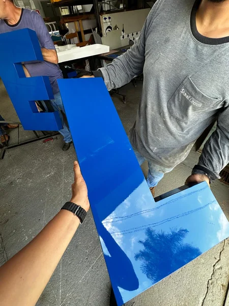 Letra caixa com pintura automotiva metalizada