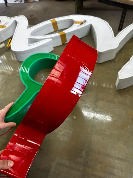 Acabamento profissional em letra caixa