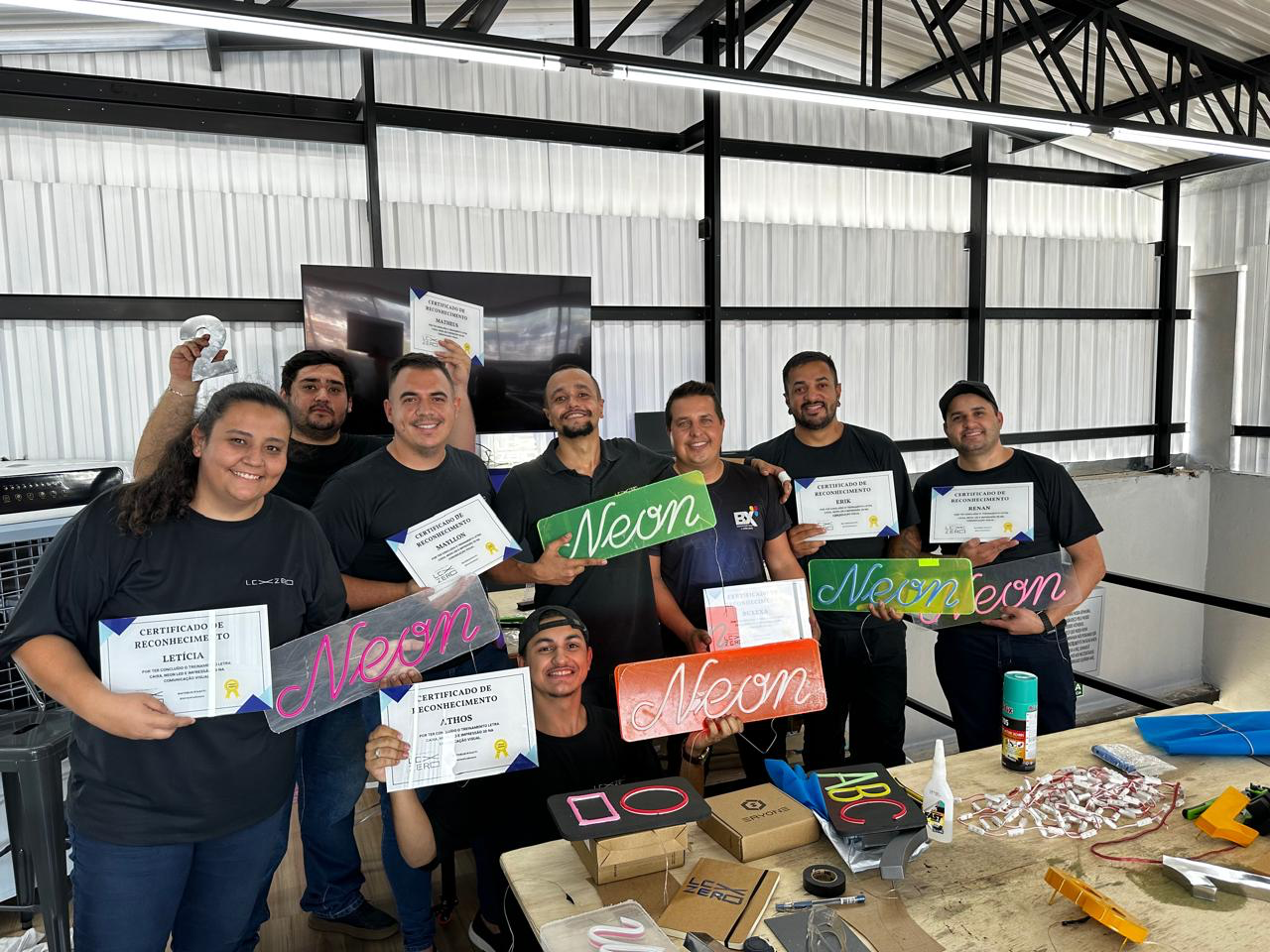 Turma com certificados e neons